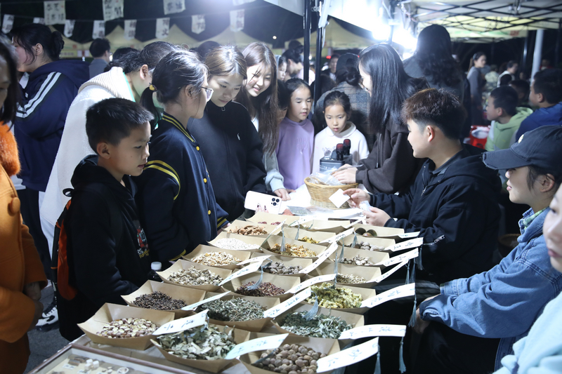 群眾在現(xiàn)場鑒別藥物。