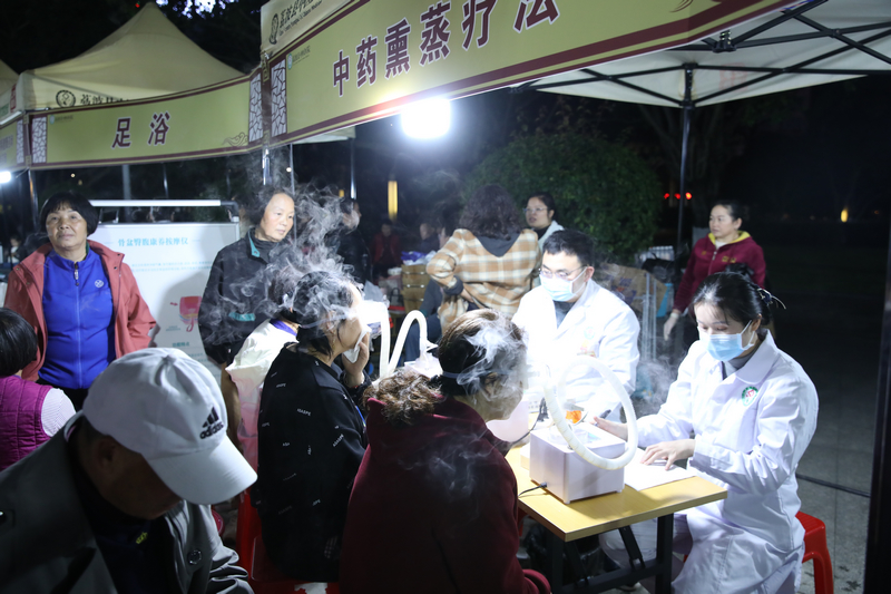 群眾在現(xiàn)場體驗。