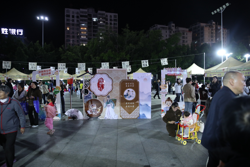 中醫(yī)夜市現(xiàn)場。