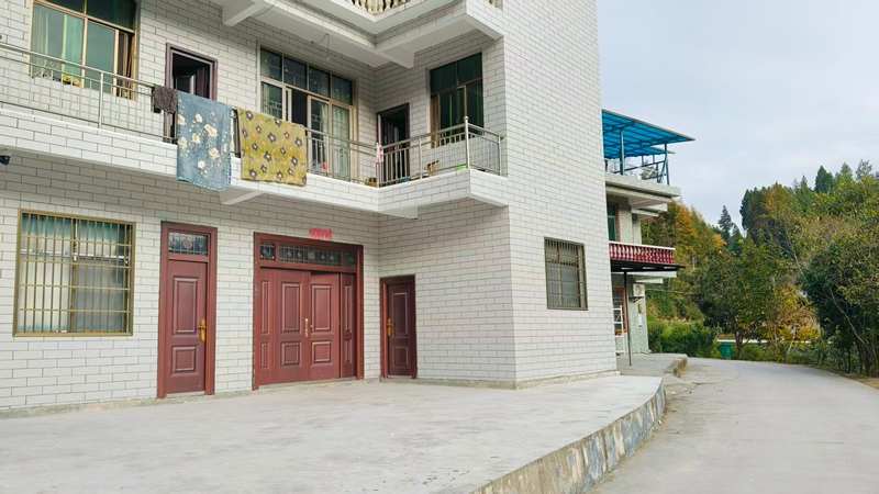 松桃雞爪社區農戶門前三包干凈整潔。