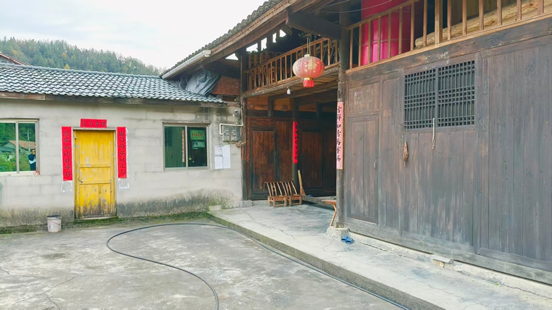 松桃雞爪社區農戶門前三包干凈整潔。