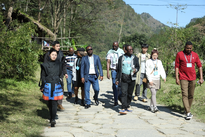 1 圖為旅行團(tuán)初入古寨