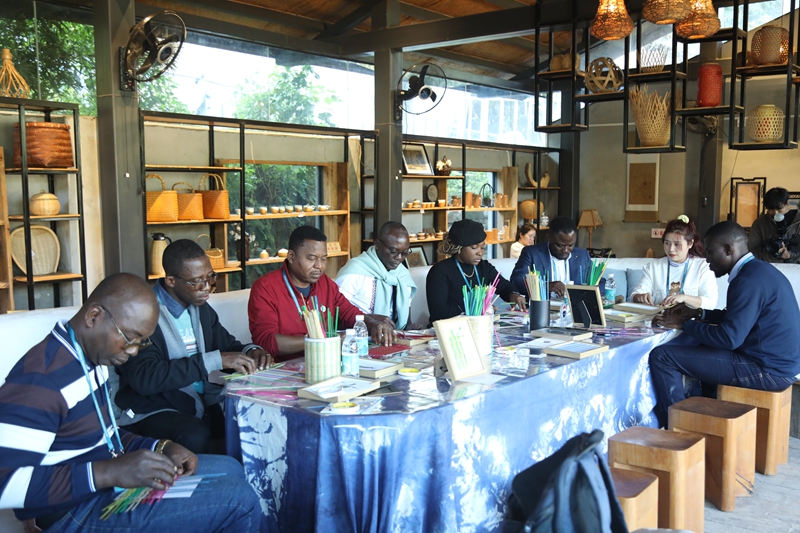 2 圖為旅行團(tuán)體驗(yàn)竹編制作