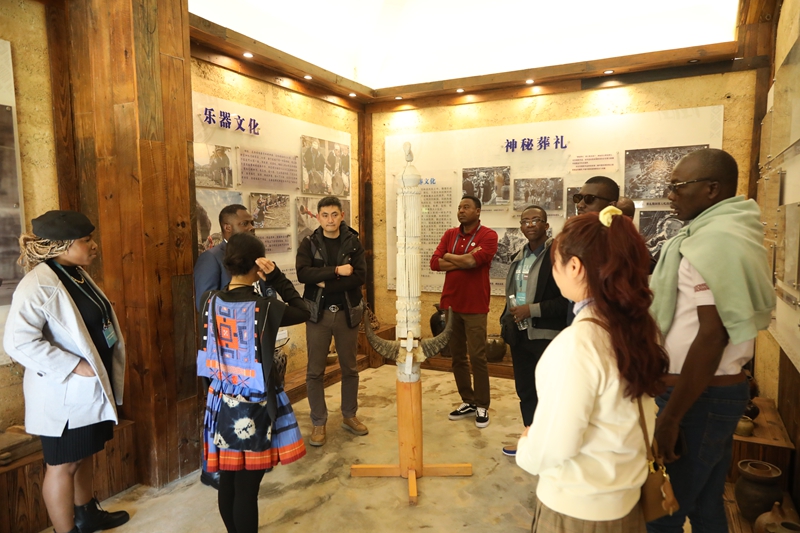 4 圖為旅行團(tuán)在村史館了解瑤族歷史