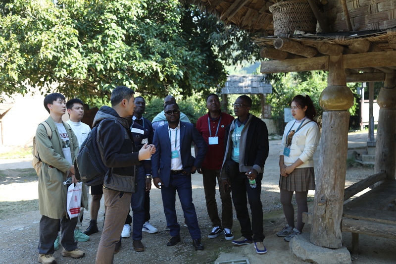 5 圖為旅行團(tuán)在禾倉群了解瑤族建筑文化