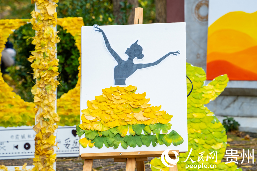 游學師生們制作的銀杏擺件。人民網 陽茜攝