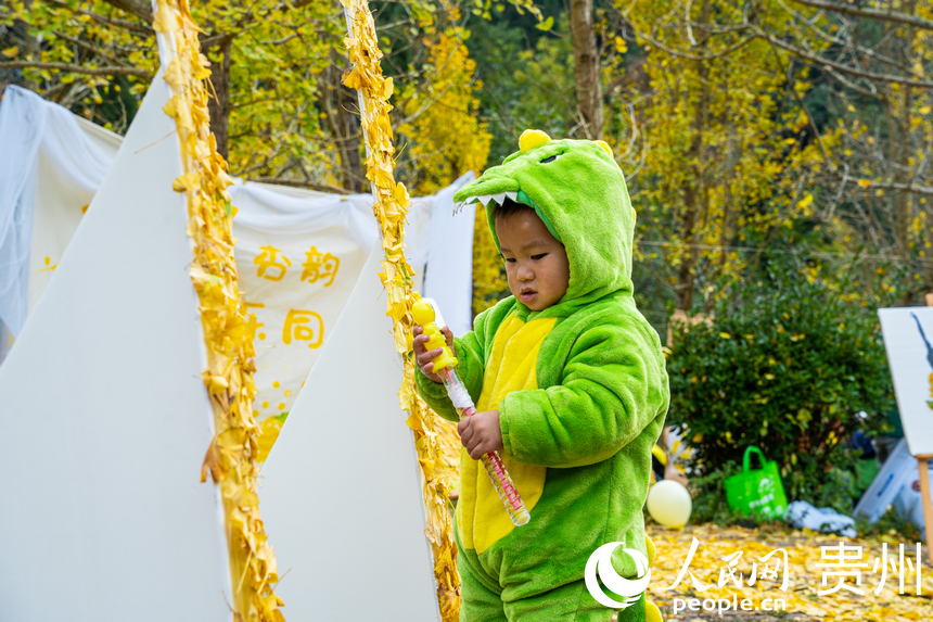 世界古銀杏之鄉迎來游學熱。人民網 陽茜攝