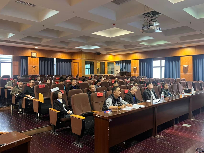 圖為:在武漢工程大學理論培訓學習