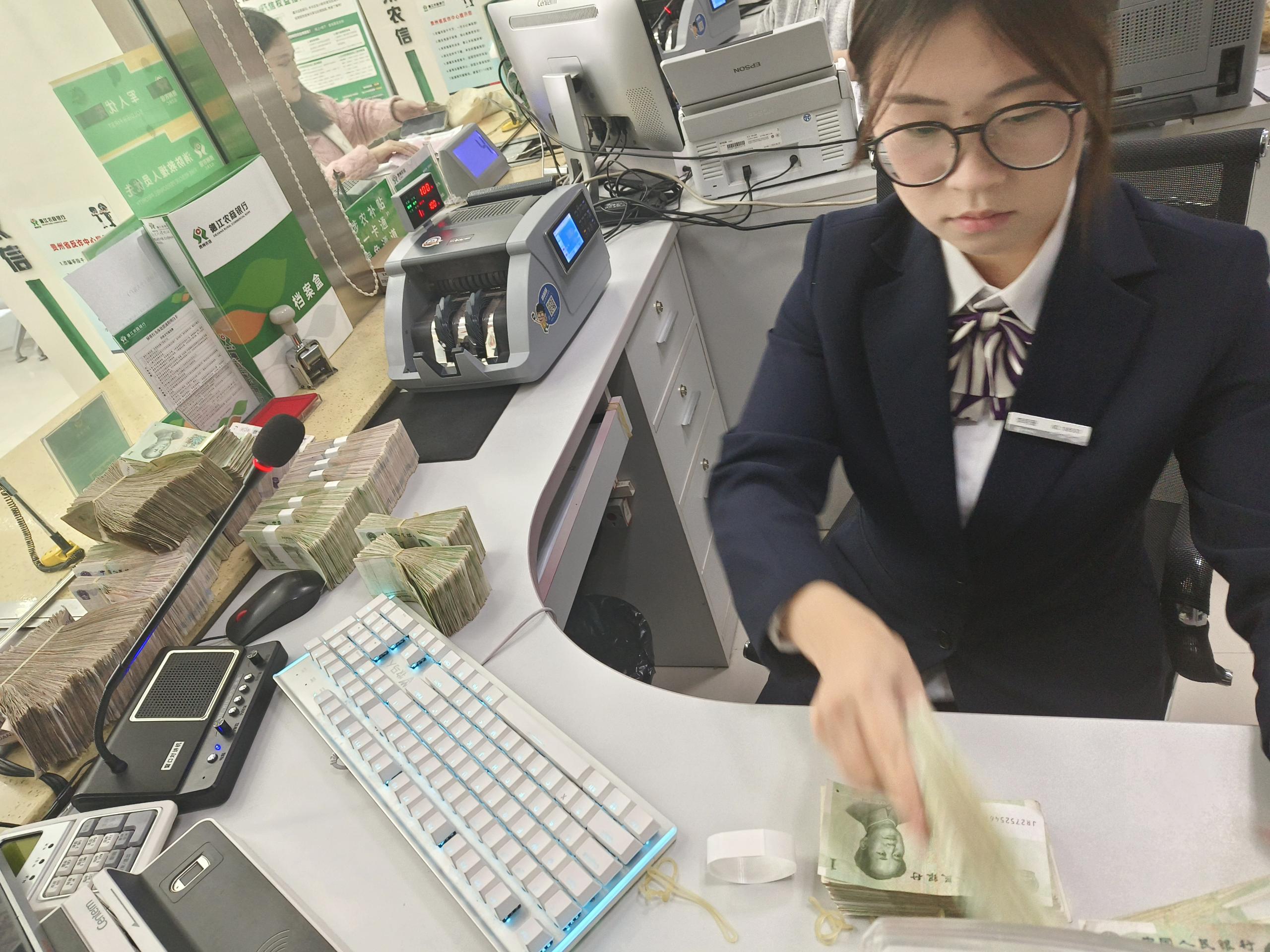 工作人員正在清點(diǎn)整理零錢。