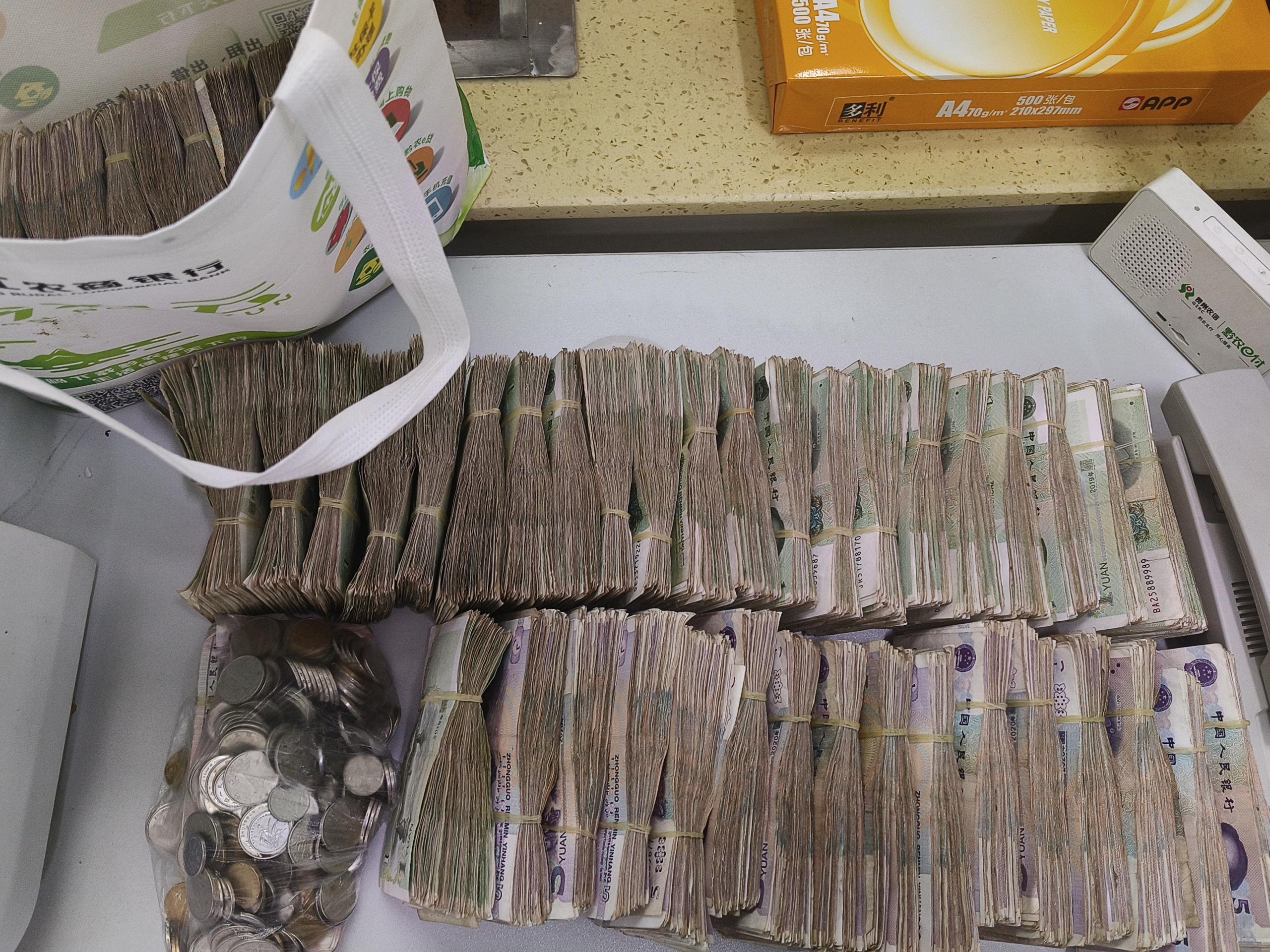 柜臺(tái)清點(diǎn)好的零錢。