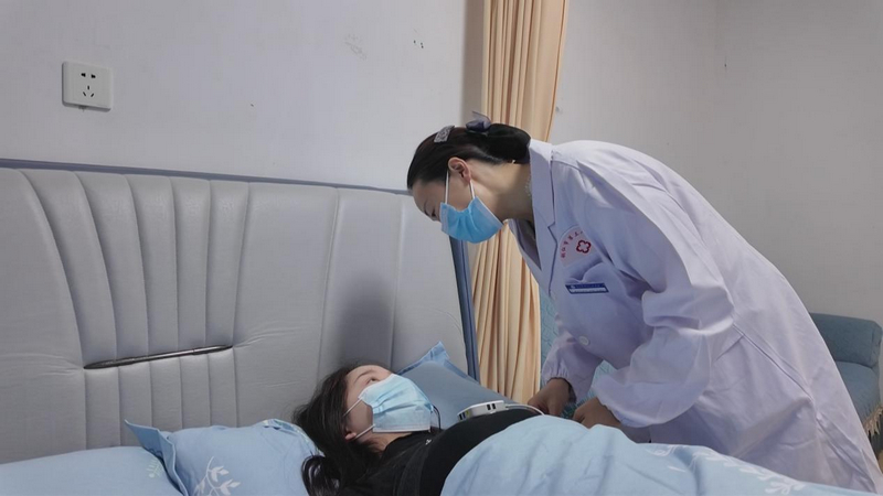 銅仁市第三人民醫(yī)院醫(yī)護(hù)人員正為患者做睡眠監(jiān)測。