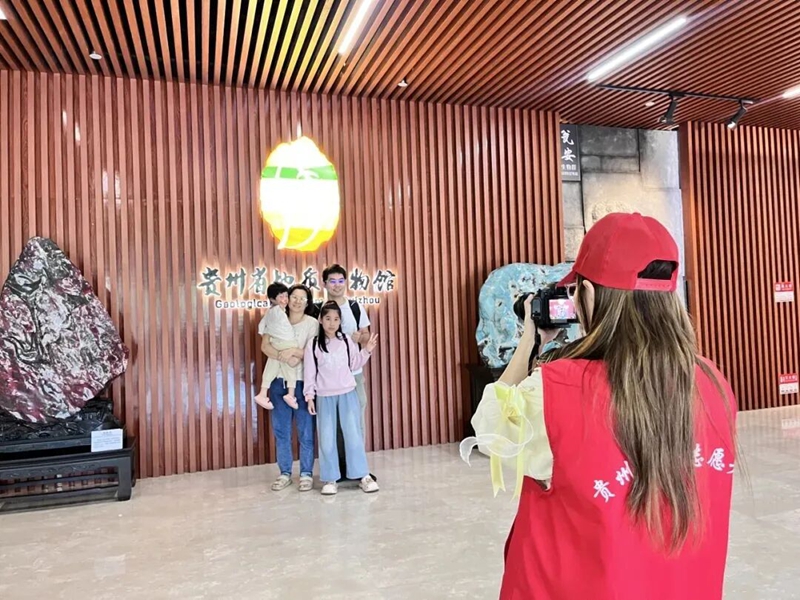 2 、志愿者為游客拍照。.jpg
