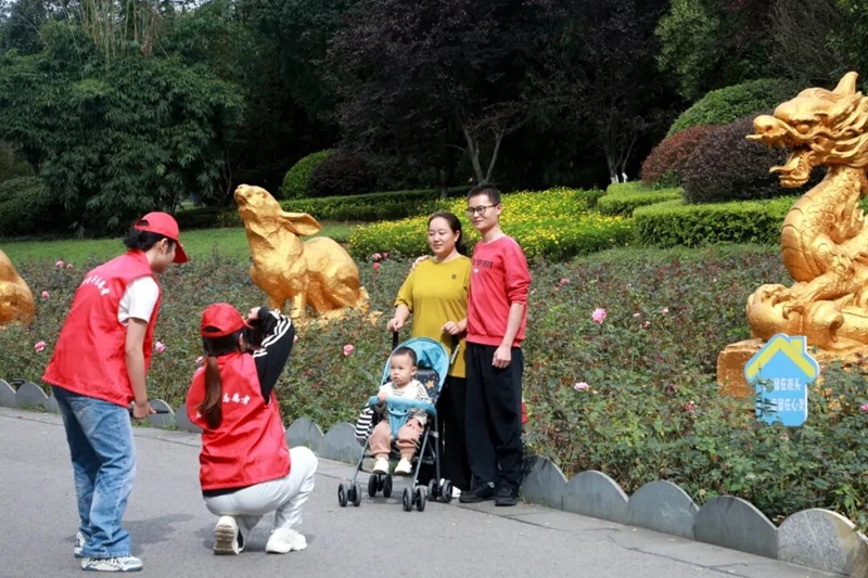 3 、志愿者為游客拍照。.jpg