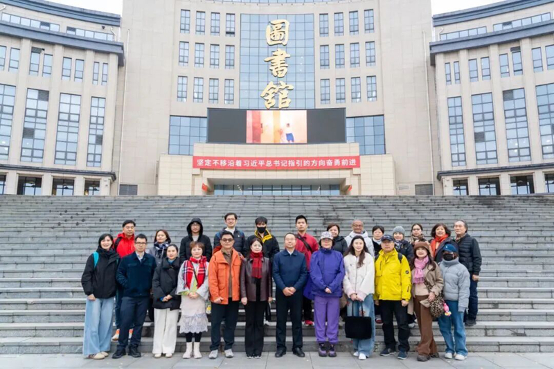 交流團(tuán)調(diào)研合影。