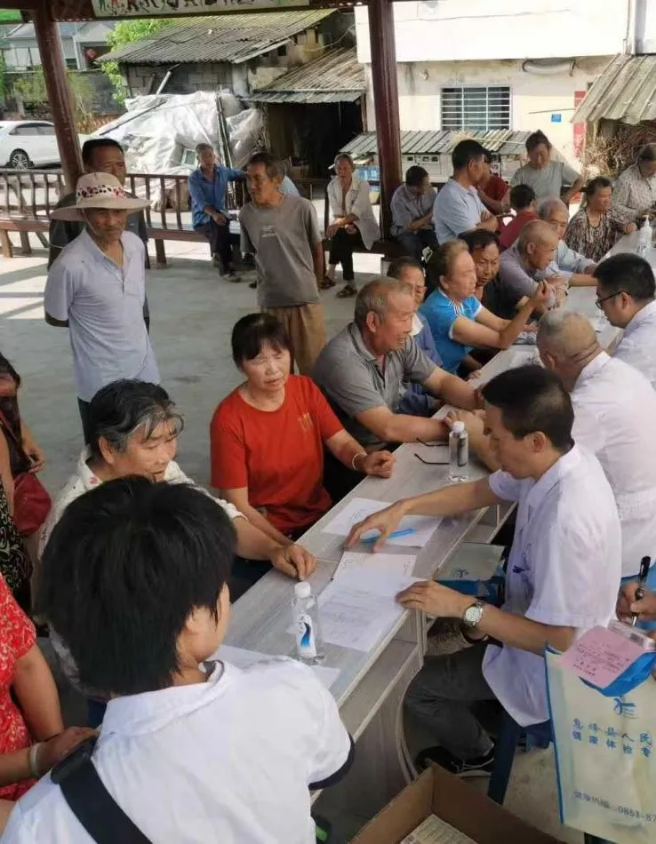 息烽為老年人開展免費健康指導。