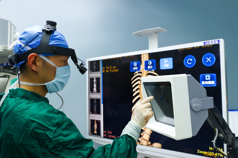 【全球首例】浙畢醫院引入了新一代“非接觸式可移動術中閱片系統”并首次為患者完成脊柱側彎矯形手術.JPG