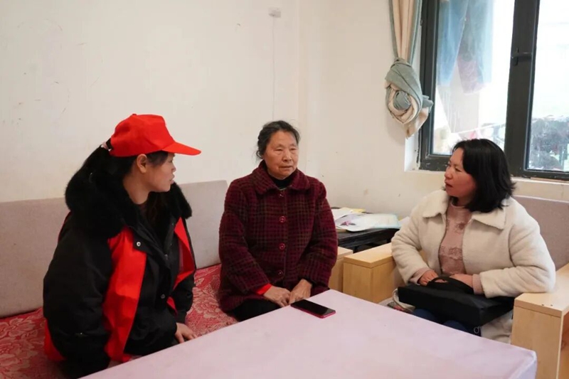 畢節禾康智慧養老產業有限公司的工作人員與老人親切地交談。