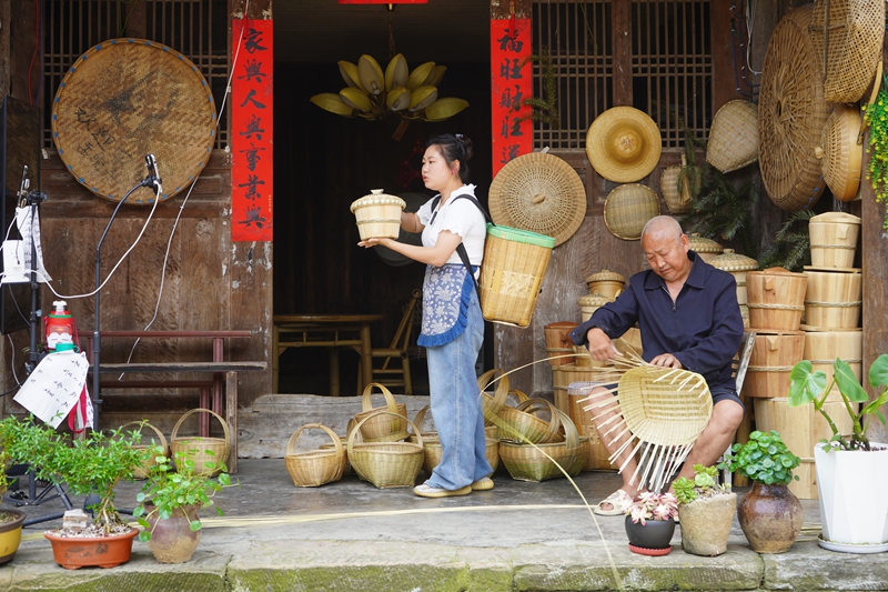 在五龍社區外寨村關塘小院里,主播正通過直播的方式向大家推薦當地純手工制作的竹制品等產品。蔡昀攝