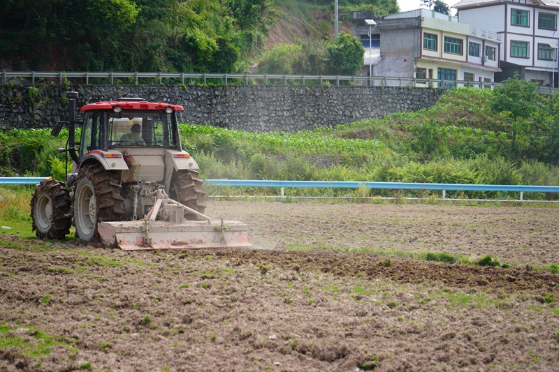 村民駕駛旋耕機正在地里作業。黃源匯攝
