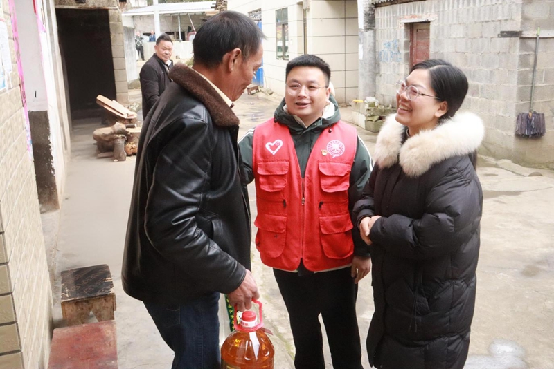 走訪困難家庭。