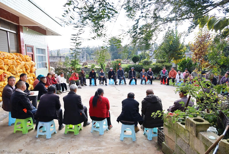 鄭家營(yíng)村駐村第一書記和“村支兩委”組織群眾召開(kāi)院壩會(huì)。