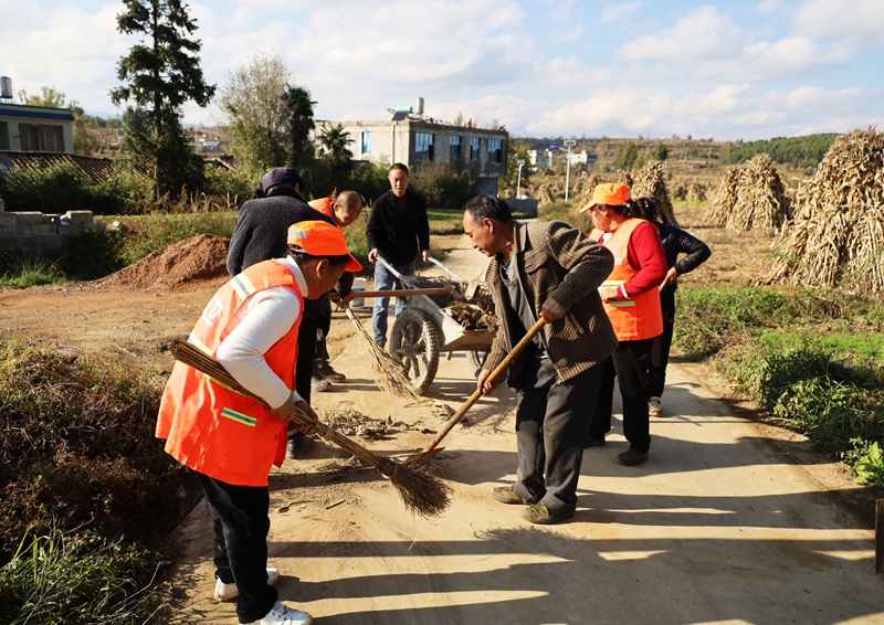鄭家營(yíng)村保潔員和群眾正在打掃進(jìn)村公路。