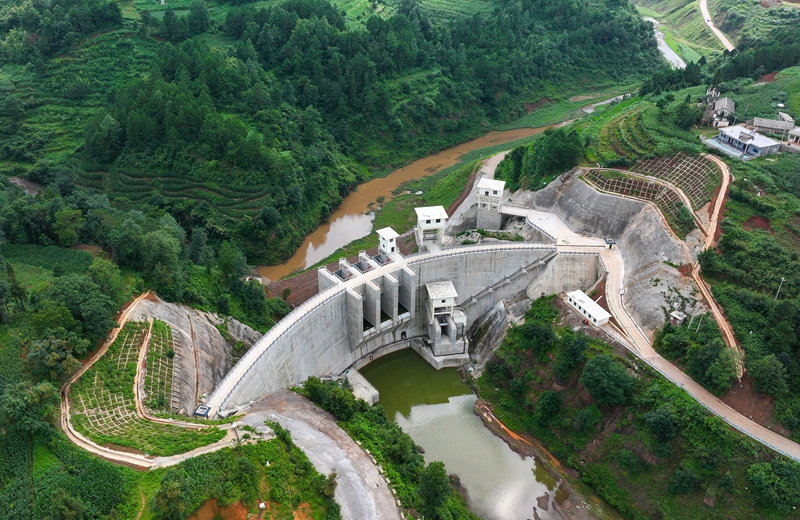 橫跨三岔河兩岸的賴子河水庫工程大壩已完工，可解決威寧縣火電廠工業用水及水庫下游4個鄉鎮 20 個村 1.45萬畝耕地灌溉問題。何歡攝