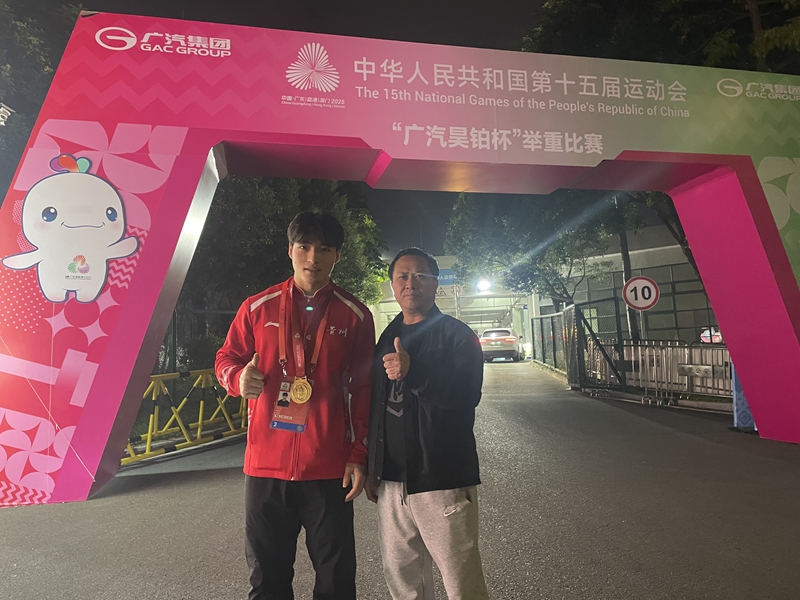 雷江清和教練龍正發(fā)。