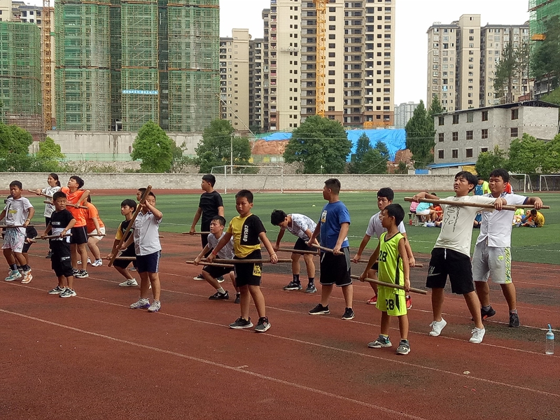 松桃第三完小舉重隊員早期訓練畫面。