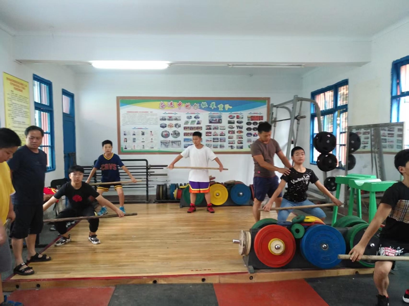 松桃第三完小舉重隊(duì)員早期訓(xùn)練畫面。