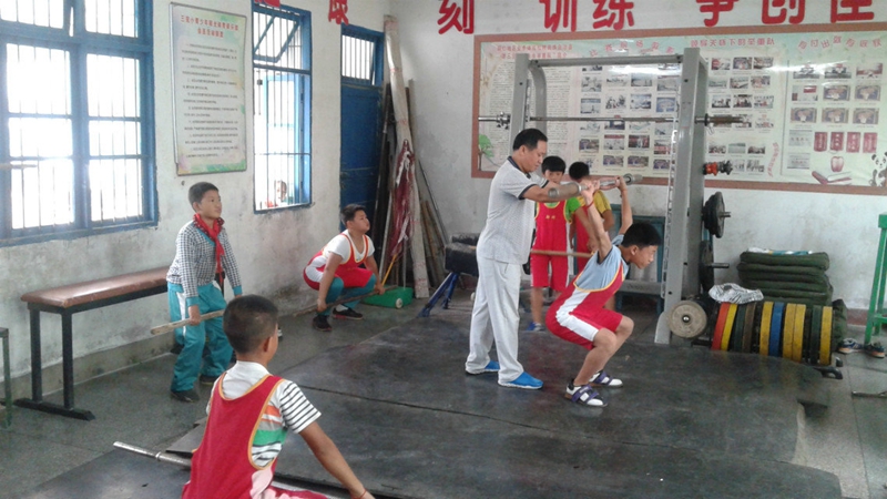 松桃第三完小舉重隊員早期訓練畫面。