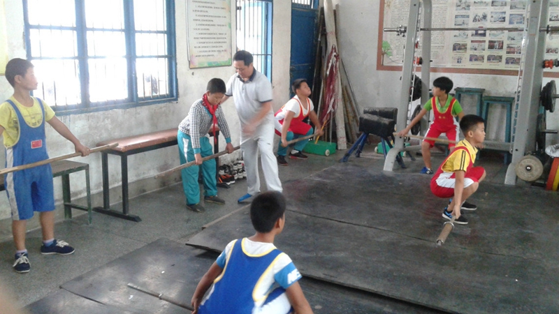 松桃第三完小舉重隊(duì)員早期訓(xùn)練畫面。