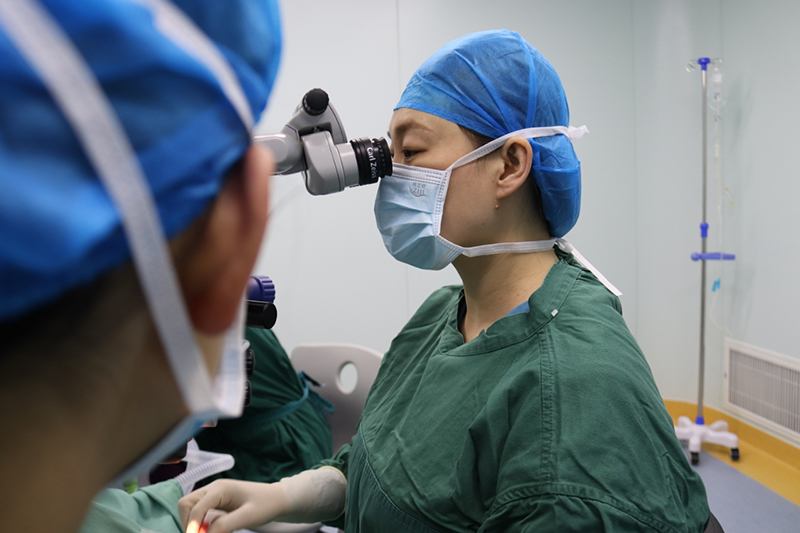 醫生正在為患者做手術。