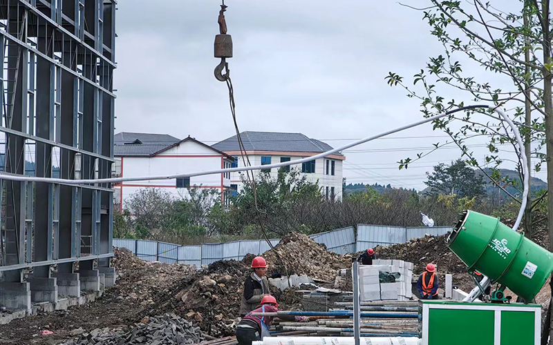 工地上忙碌的工人。