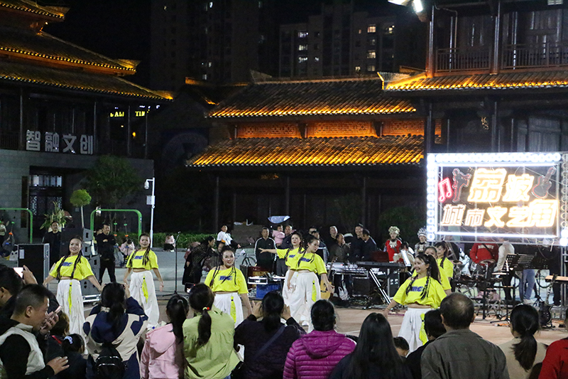 爵士舞串燒《愛躍日光逐浪行》。