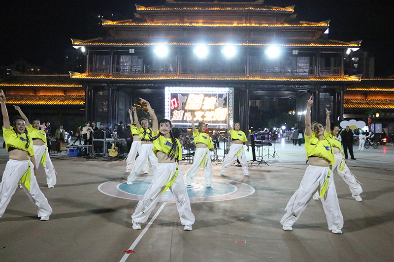 爵士舞串燒《愛躍日光逐浪行》。