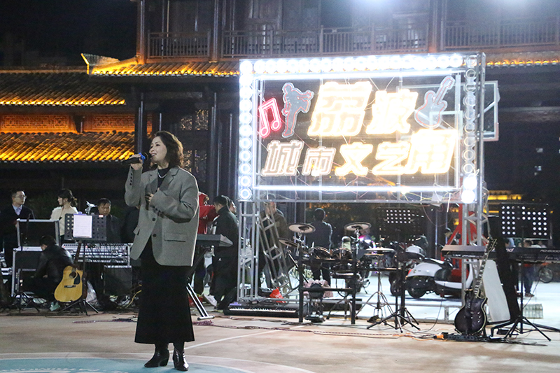 女生獨唱《紅顏舊》。