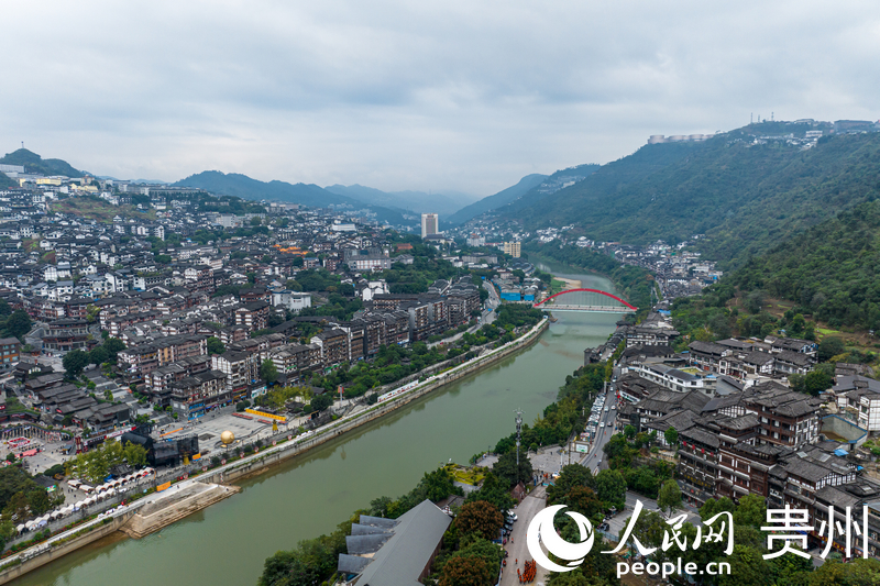 赤水河畔茅臺鎮。人民網記者 涂敏攝