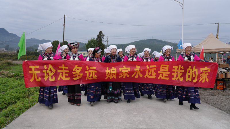 “姑媽”回家過節。