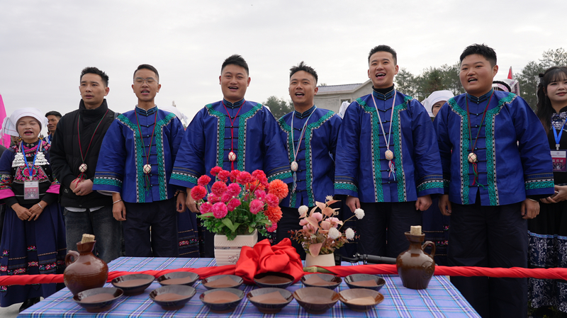 布依兒女唱迎客山歌。