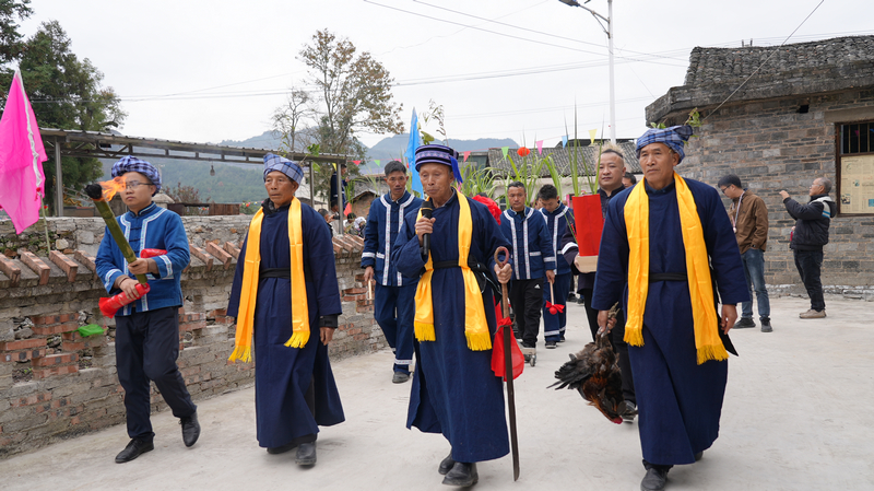 寨老們正在“掃寨”。