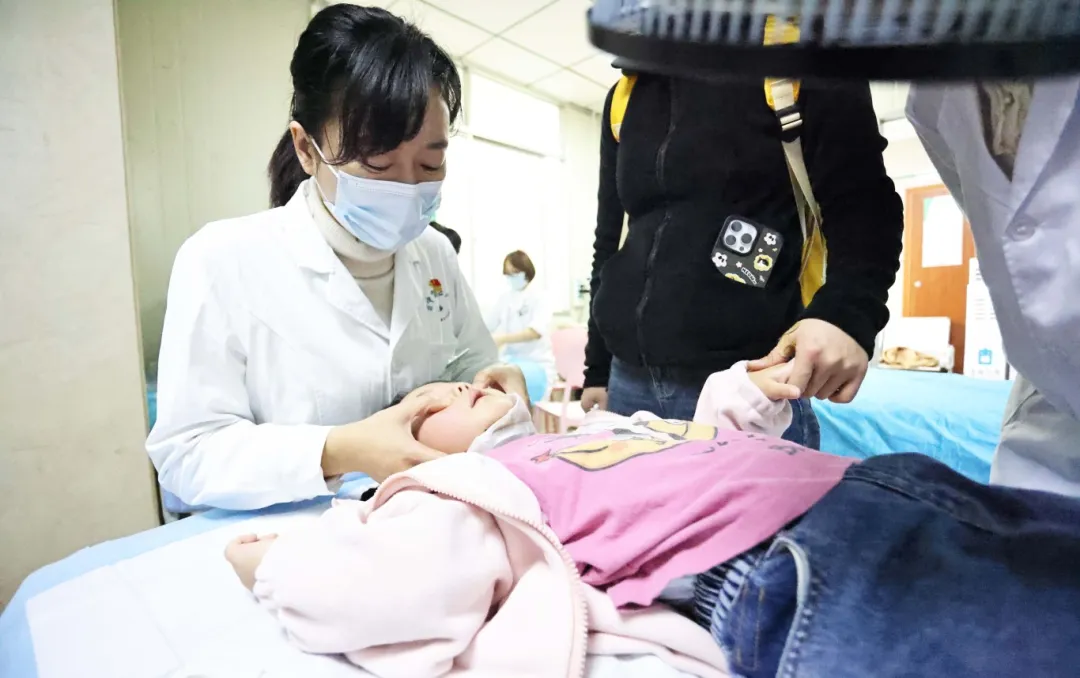 冷麗正專注地為患兒進行推拿。