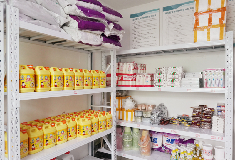 磊莊村的積分超市。王蓉?cái)z