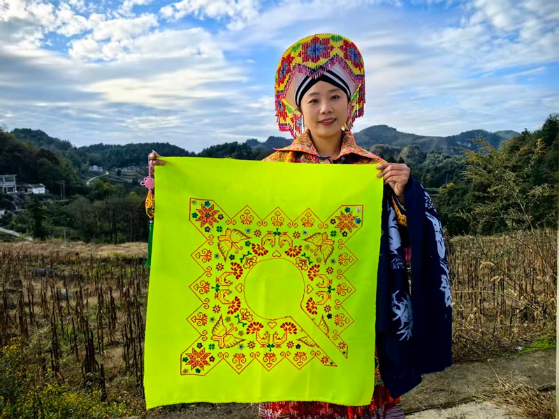 馬學珍拿著剛繡的作品。楊洋 攝.jpg