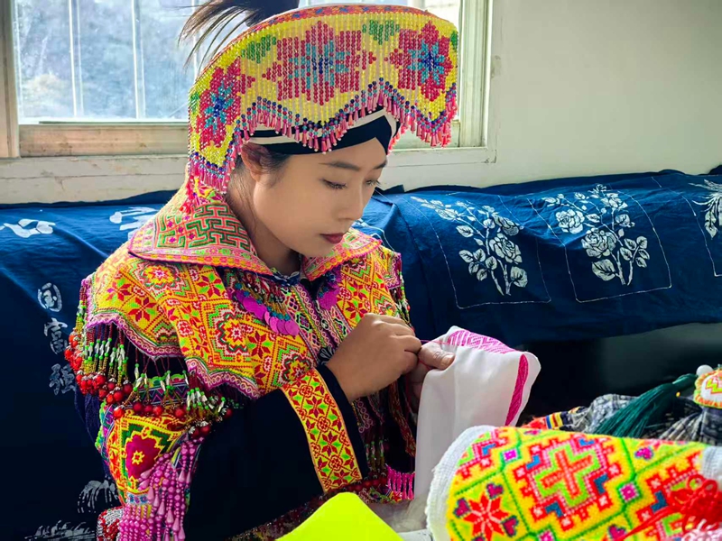 馬學珍著苗裝 凝神繡苗繡。楊洋 攝 (2).jpg