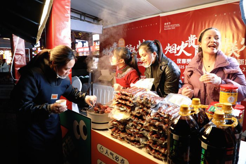 2、市民駐足品嘗美食 。.jpg