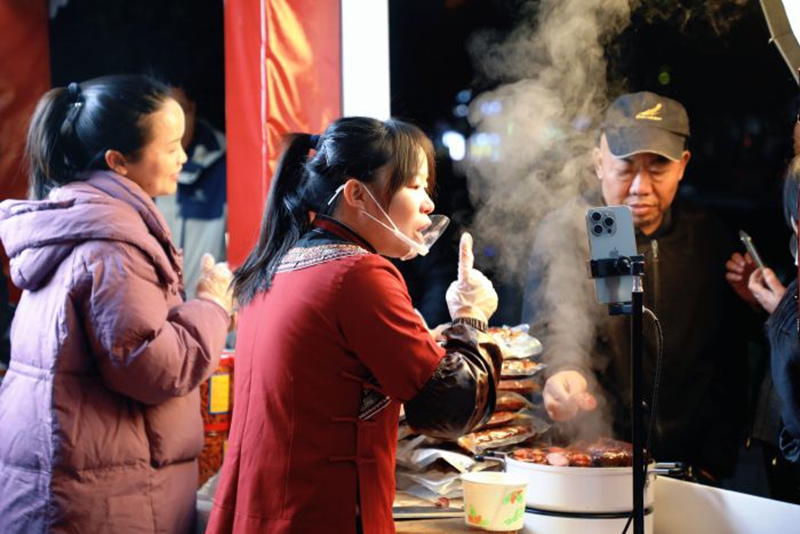 4、市民駐足品嘗美食。.jpg