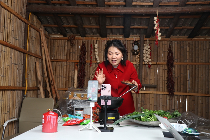 貴州卡媽農(nóng)特產(chǎn)品開發(fā)集團有限公司直播間里，“卡媽”吳佳明正面向鏡頭推介畢節(jié)農(nóng)特產(chǎn)品 范俊岑 攝.JPG