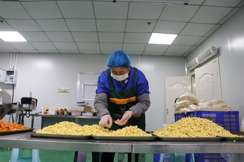 貴州卡媽農(nóng)特產(chǎn)品開發(fā)集團有限公司生產(chǎn)車間 工人正在趕制訂單 范俊岑 攝.JPG