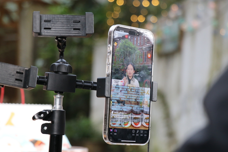 主播在“鄉(xiāng)行記”抖音直播間向外界推介農(nóng)特產(chǎn)品 范俊岑攝 (3).JPG